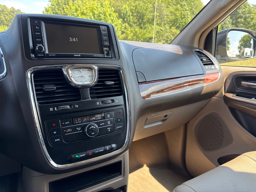 2016 Chrysler Town & Country Image 16