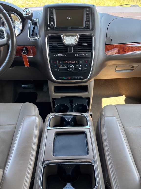 2016 Chrysler Town & Country Image 17