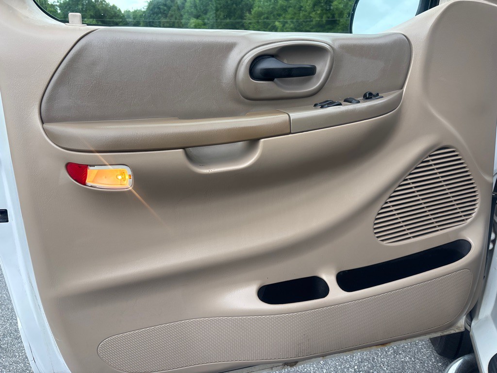 2001 Ford F-150 Image 10
