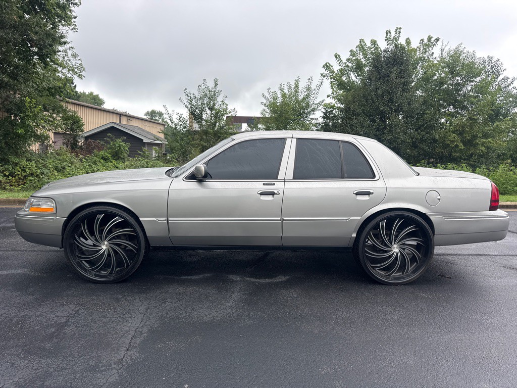 2005 Mercury Grand Marquis Image 2