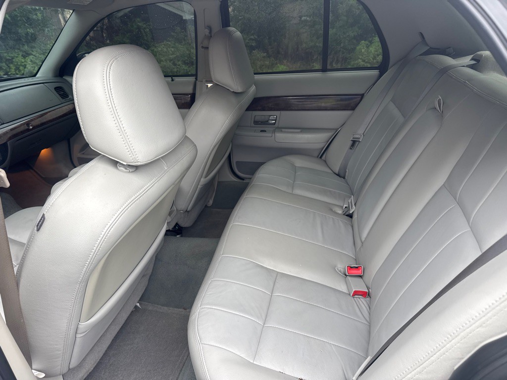 2005 Mercury Grand Marquis Image 12
