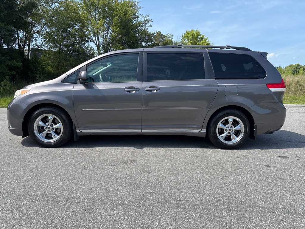 2012 Toyota Sienna Image 2