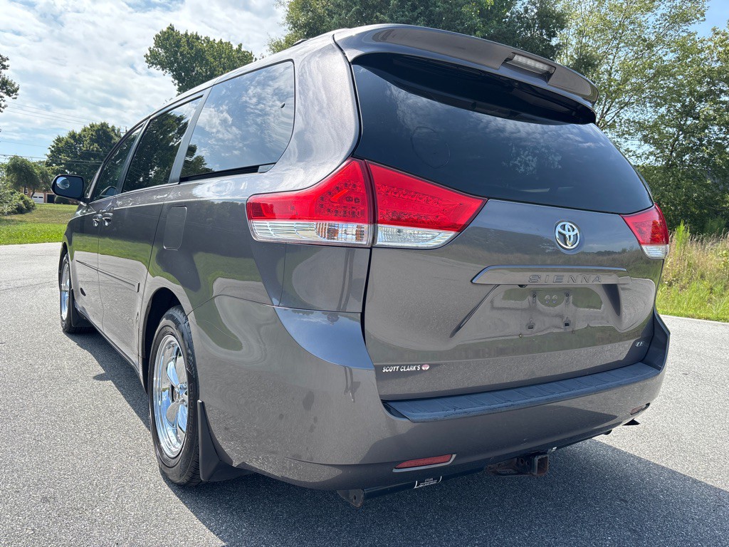 2012 Toyota Sienna Image 3
