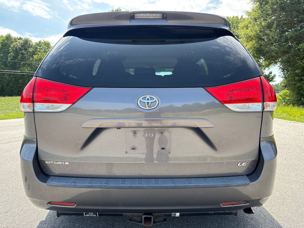 2012 Toyota Sienna Image 4