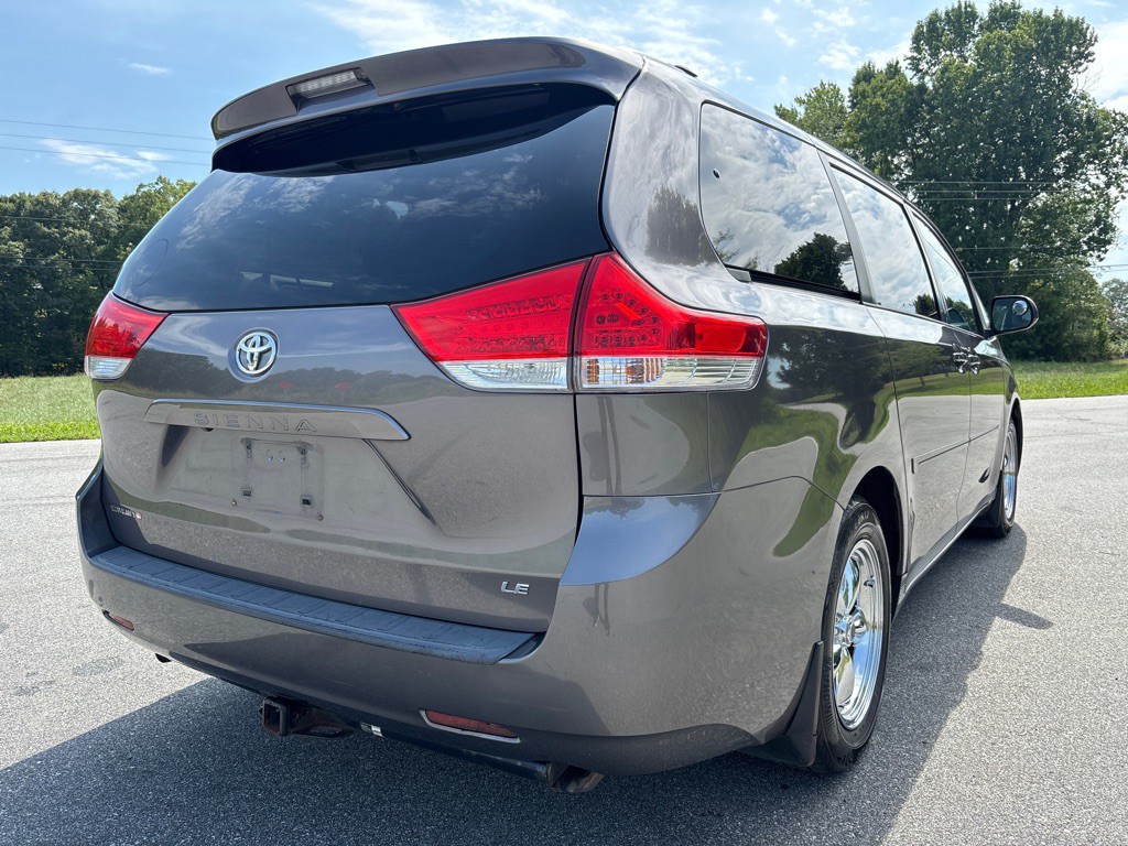 2012 Toyota Sienna Image 5