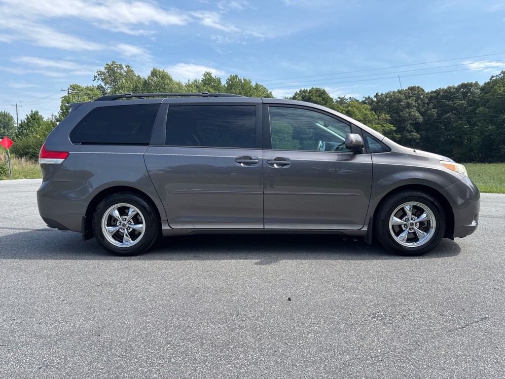 2012 Toyota Sienna Image 6