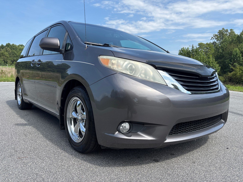 2012 Toyota Sienna Image 7