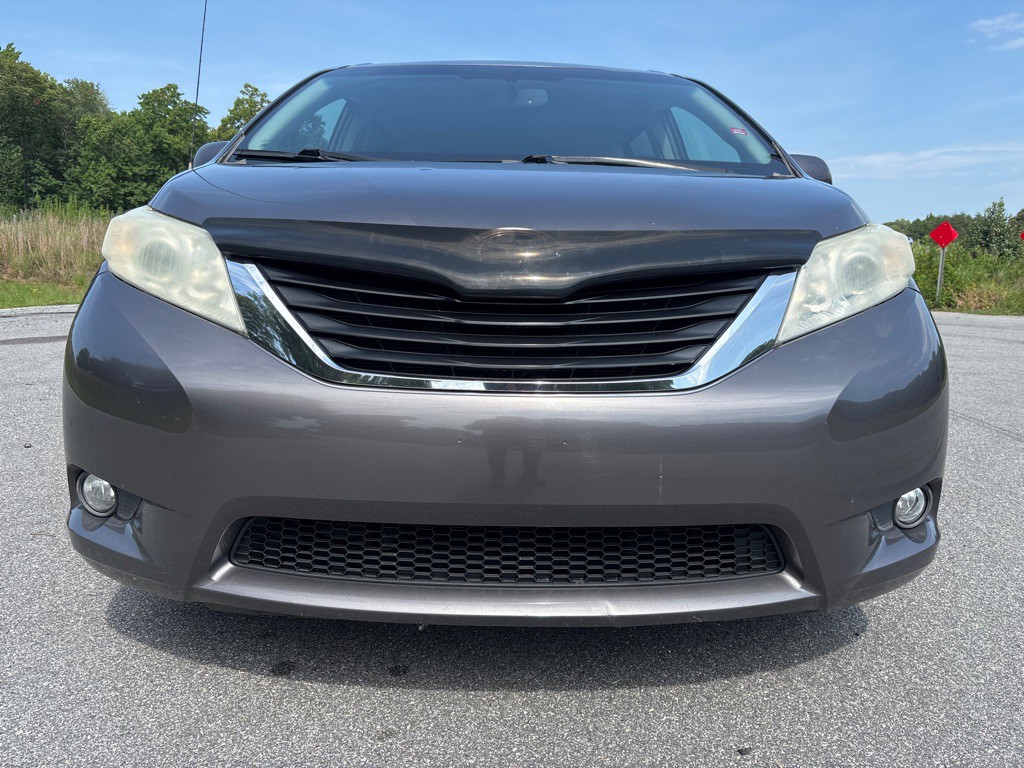 2012 Toyota Sienna Image 8