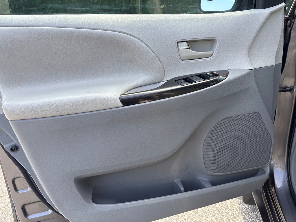 2012 Toyota Sienna Image 10