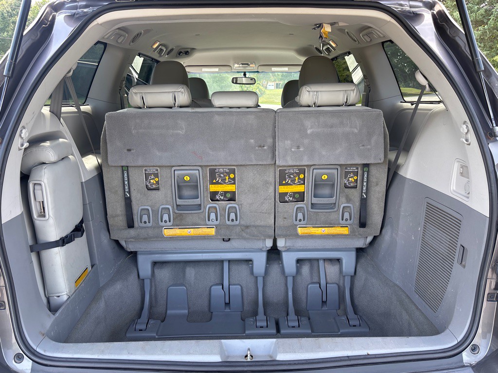 2012 Toyota Sienna Image 11