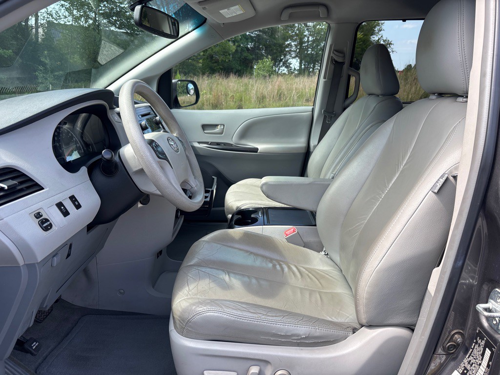 2012 Toyota Sienna Image 12