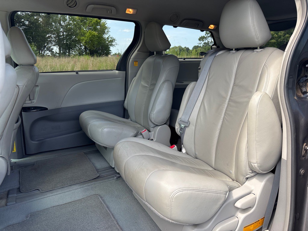 2012 Toyota Sienna Image 13