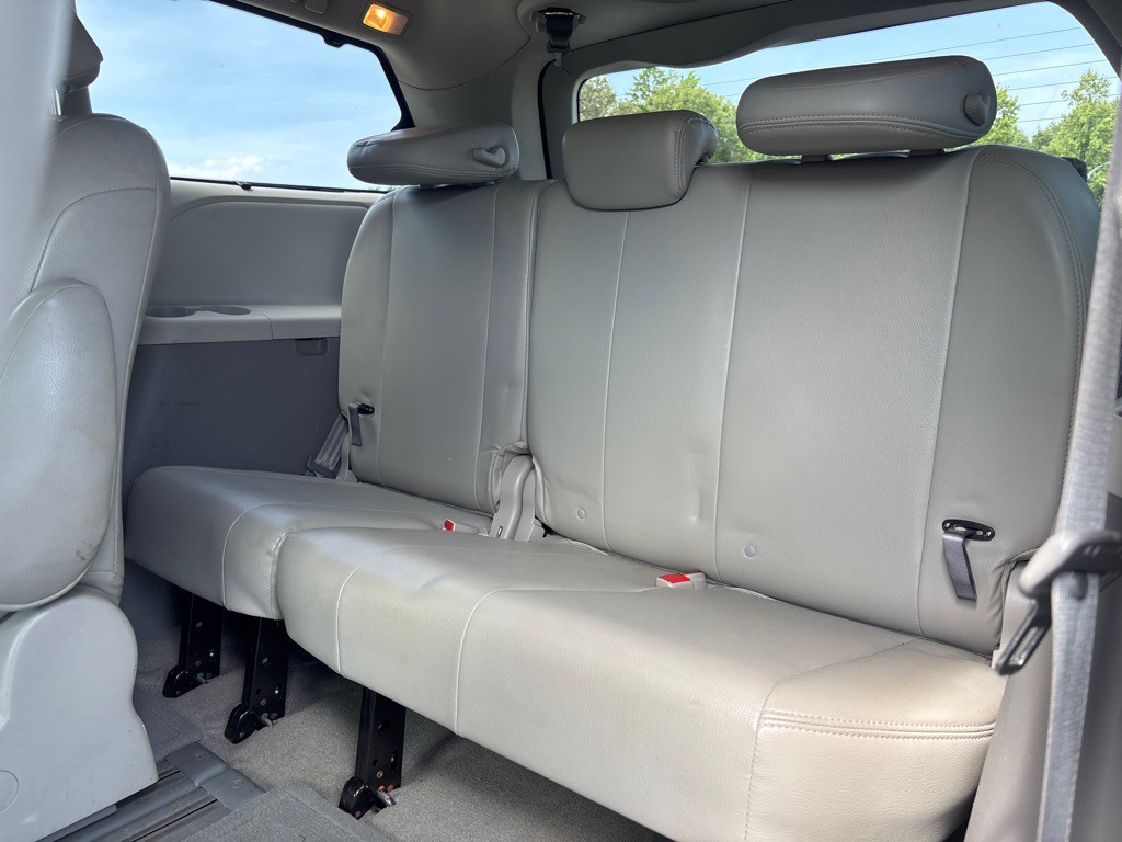 2012 Toyota Sienna Image 14