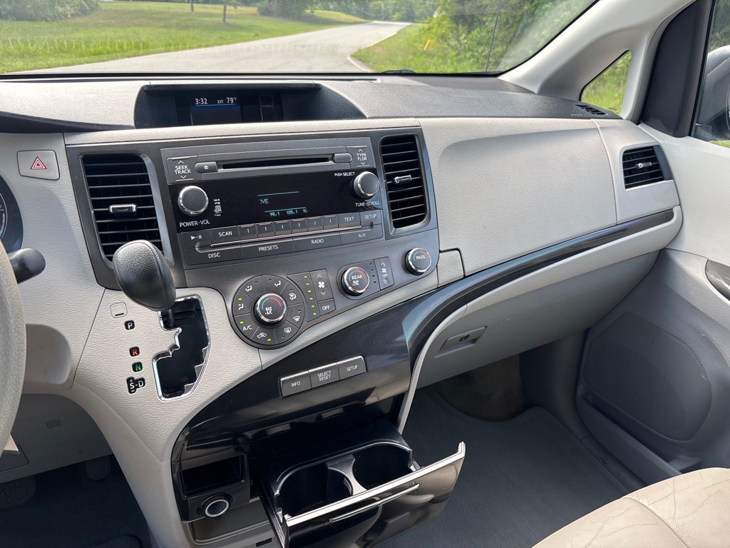 2012 Toyota Sienna Image 16