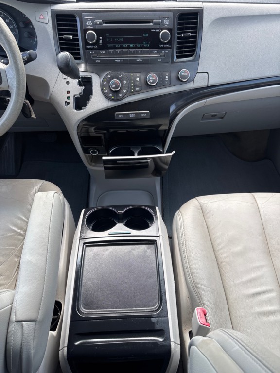 2012 Toyota Sienna Image 17