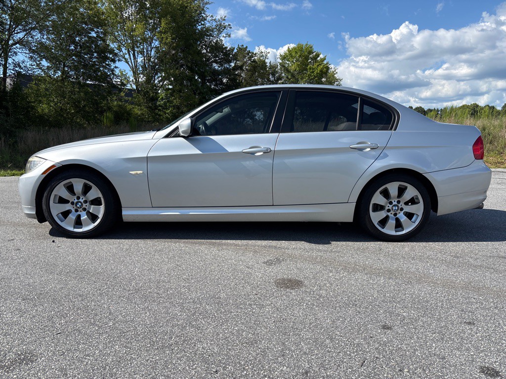 2011 BMW 3 Series Image 2