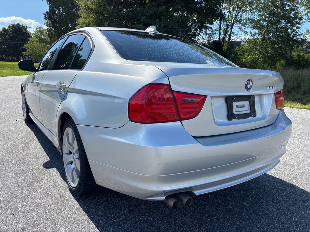 2011 BMW 3 Series Image 3