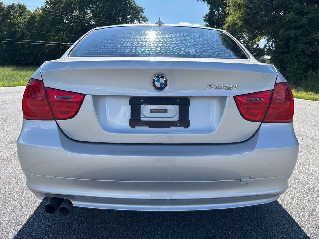 2011 BMW 3 Series Image 4