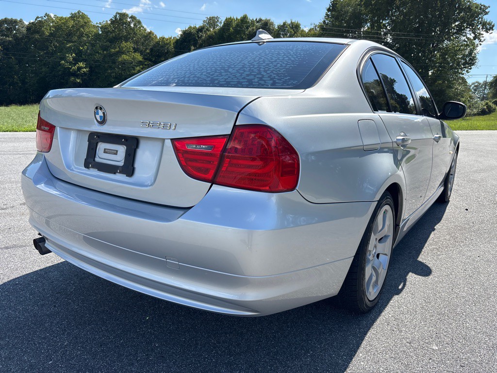 2011 BMW 3 Series Image 5