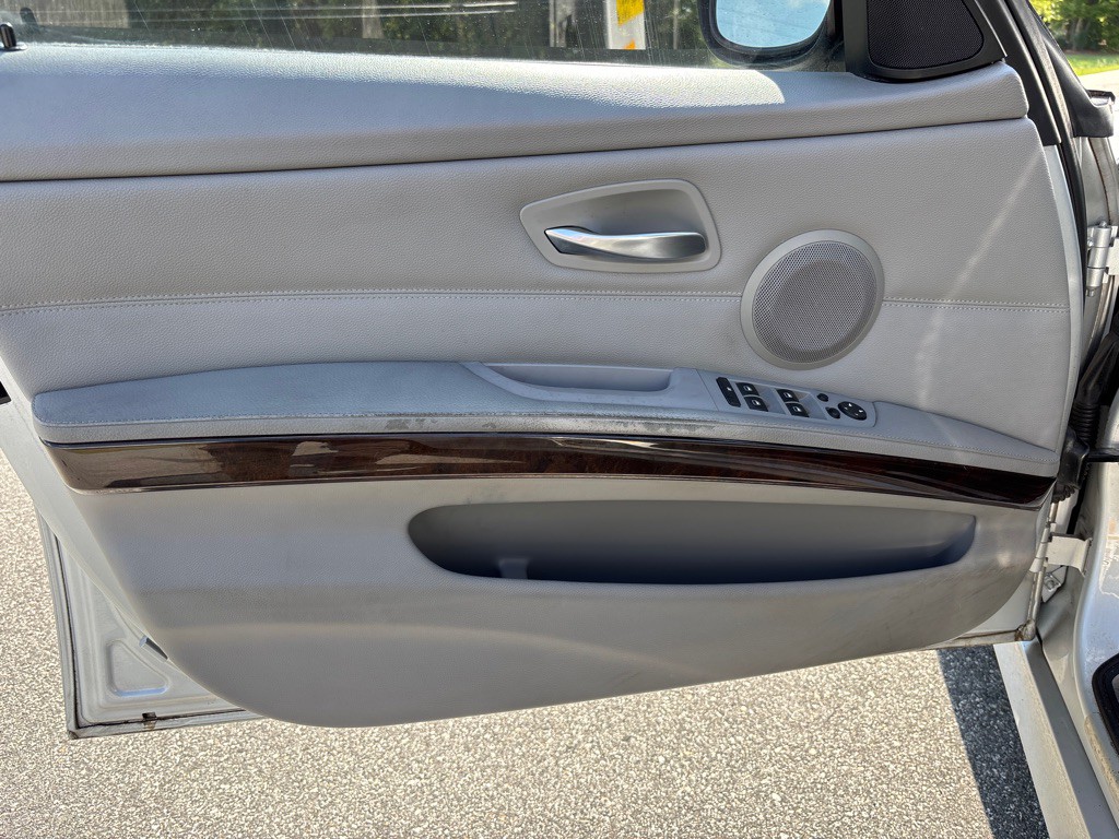 2011 BMW 3 Series Image 10