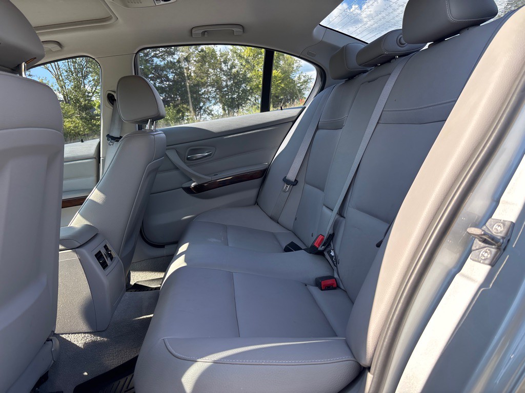 2011 BMW 3 Series Image 12