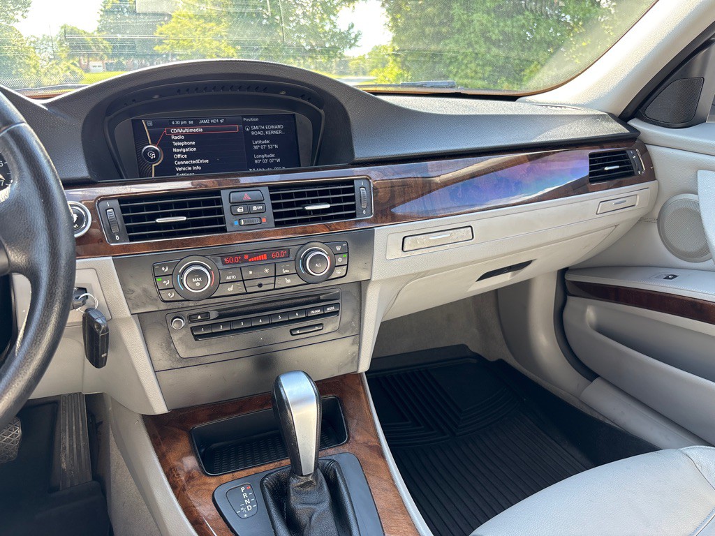2011 BMW 3 Series Image 14