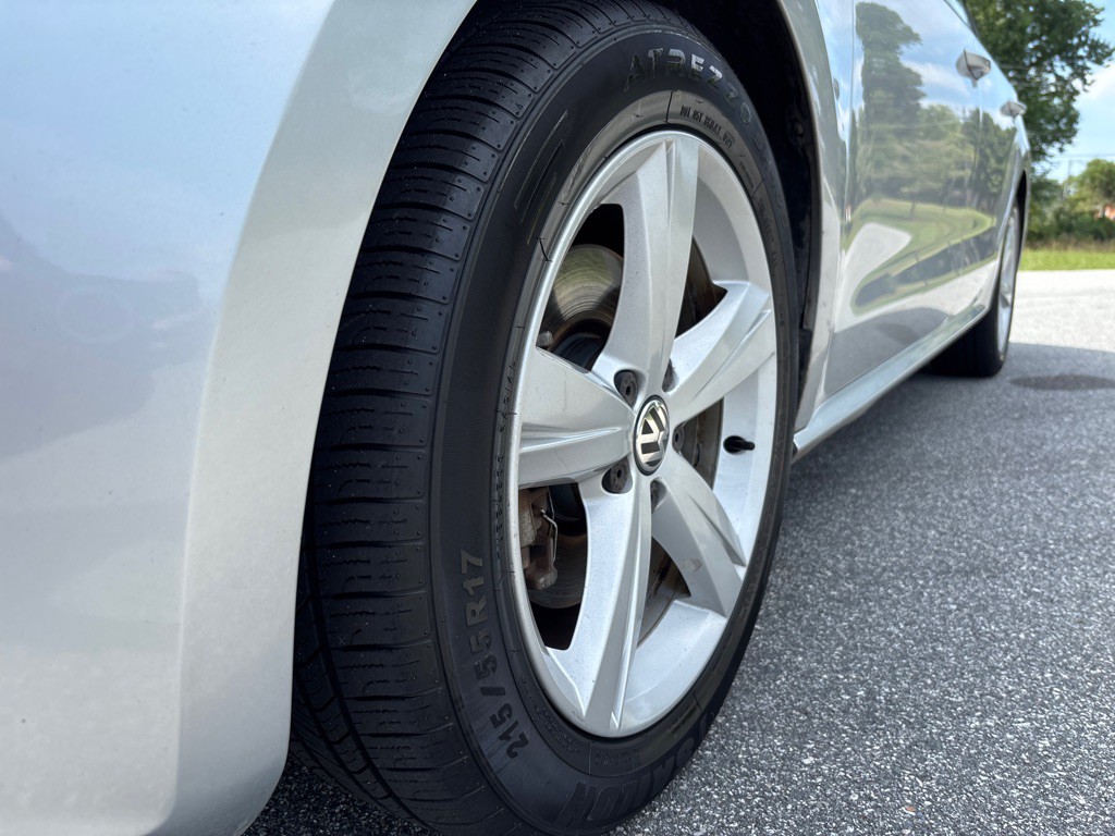 2012 Volkswagen Passat Image 9