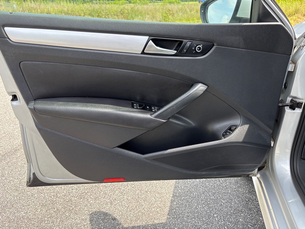 2012 Volkswagen Passat Image 10
