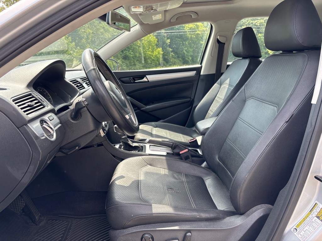 2012 Volkswagen Passat Image 11