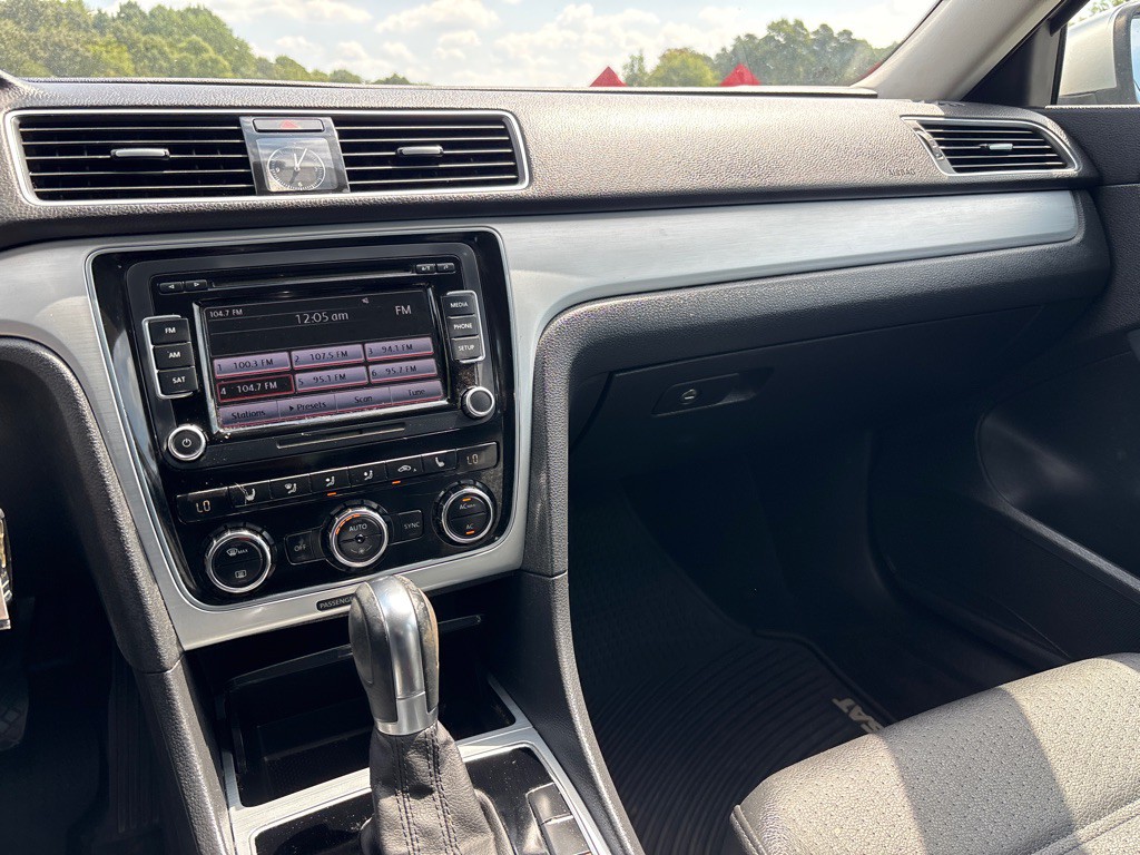 2012 Volkswagen Passat Image 14