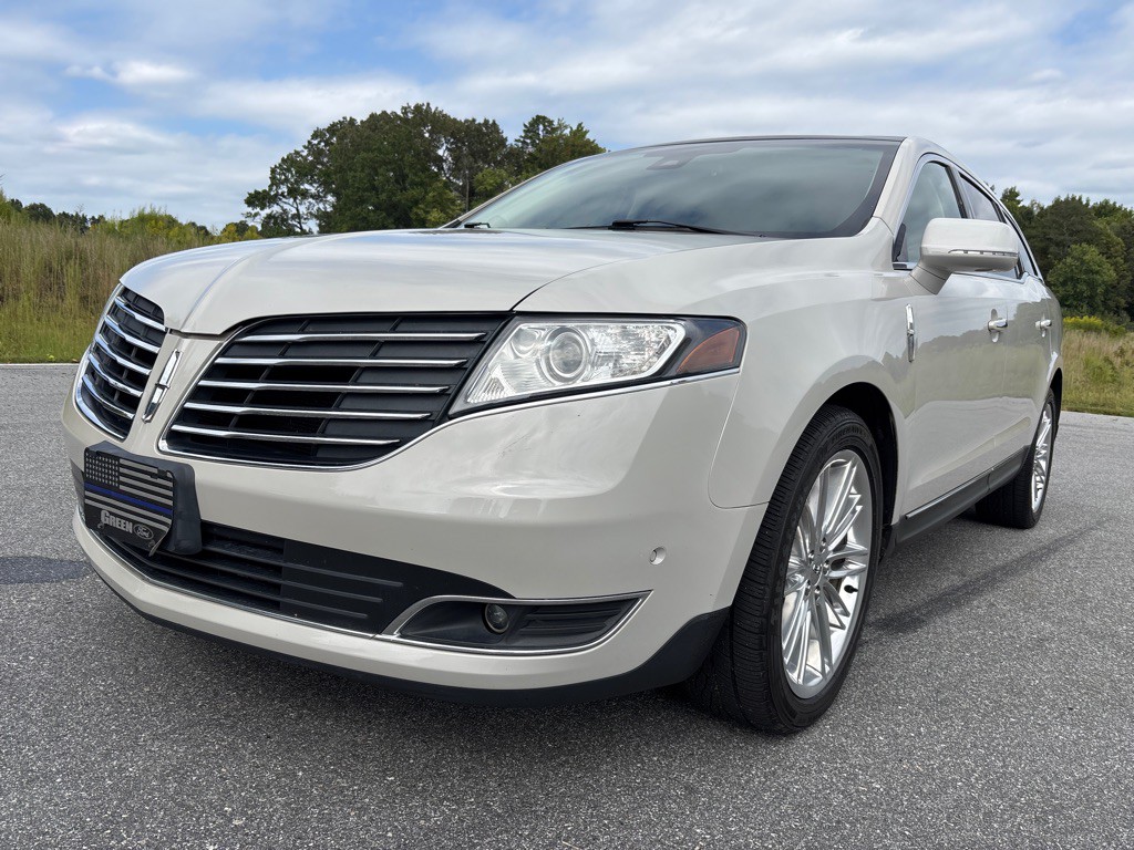 2019 Lincoln MKT Image 1