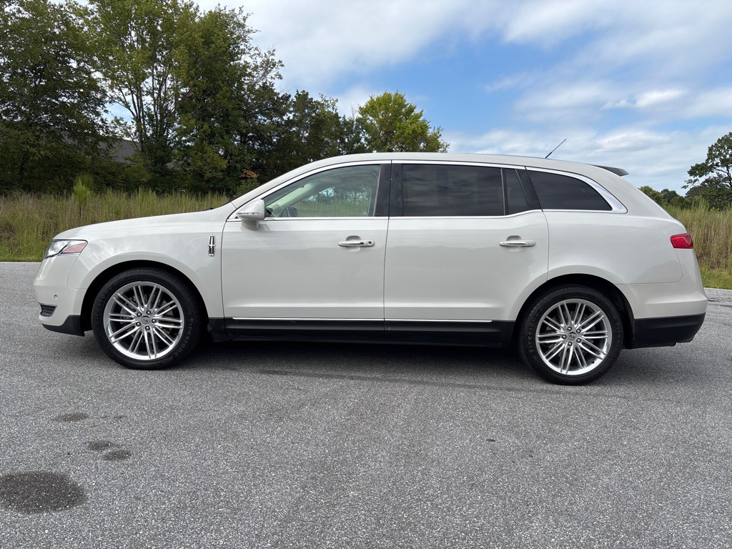 2019 Lincoln MKT Image 2