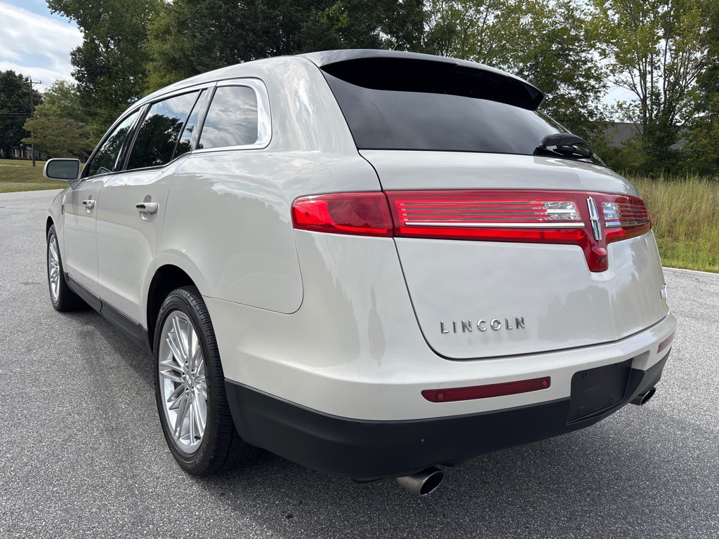 2019 Lincoln MKT Image 3