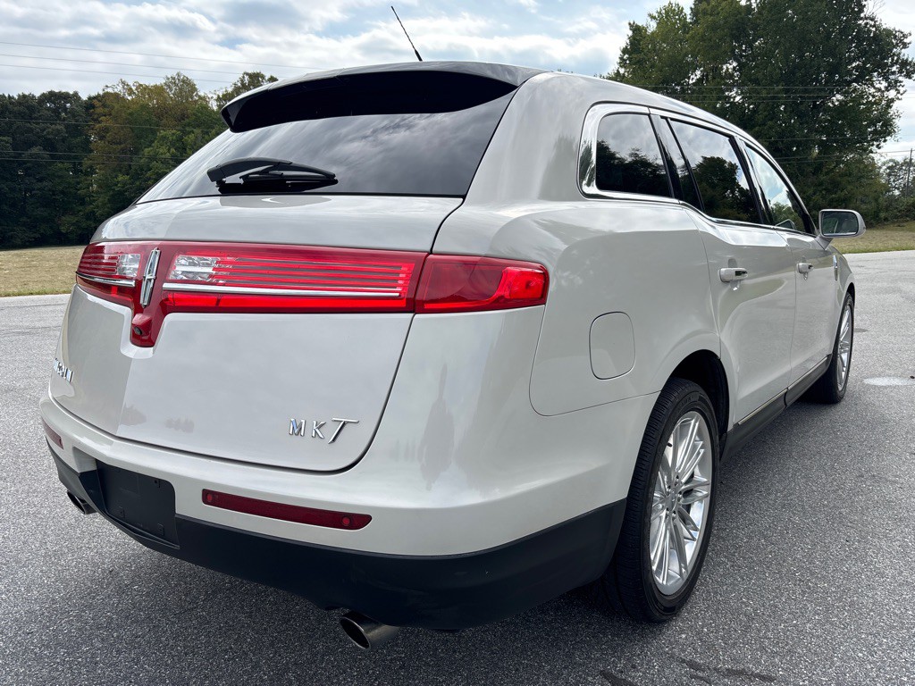 2019 Lincoln MKT Image 5