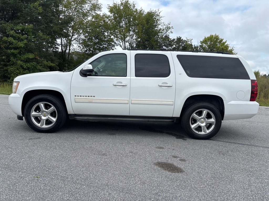 2011 Chevrolet Suburban Image 2
