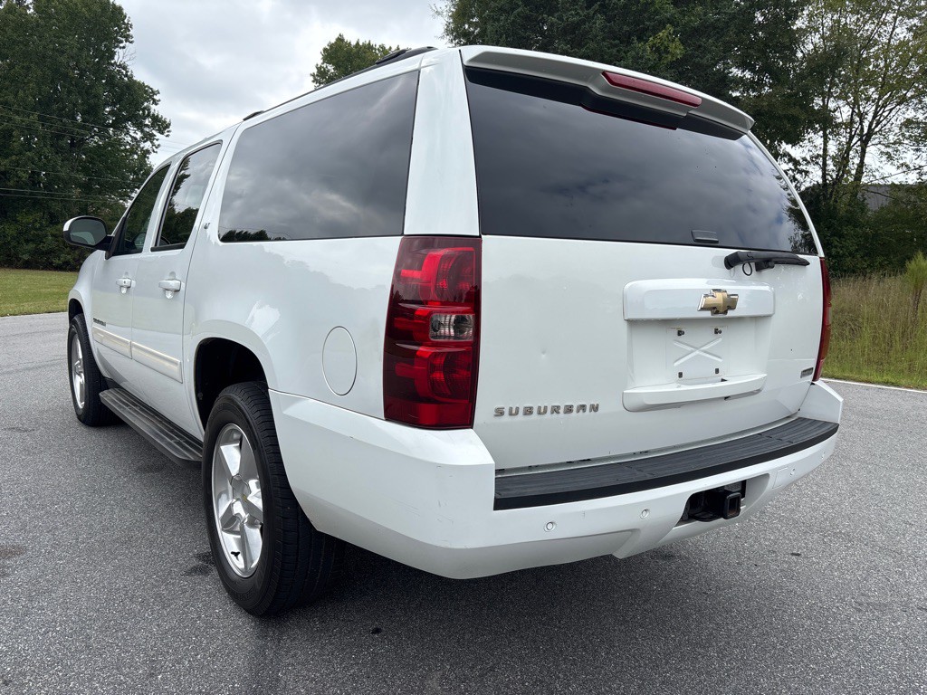 2011 Chevrolet Suburban Image 3