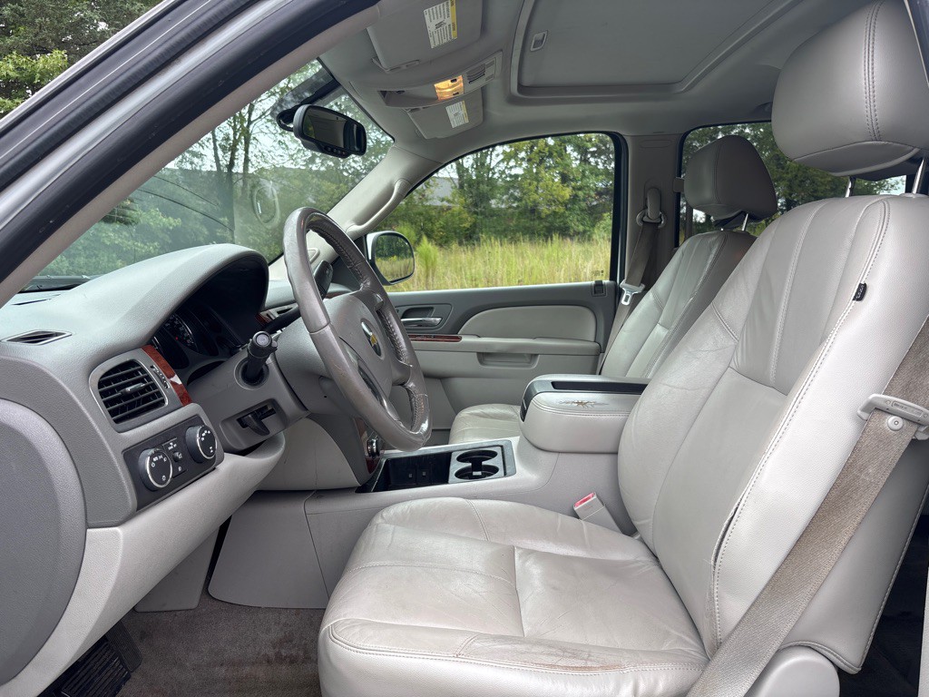2011 Chevrolet Suburban Image 11
