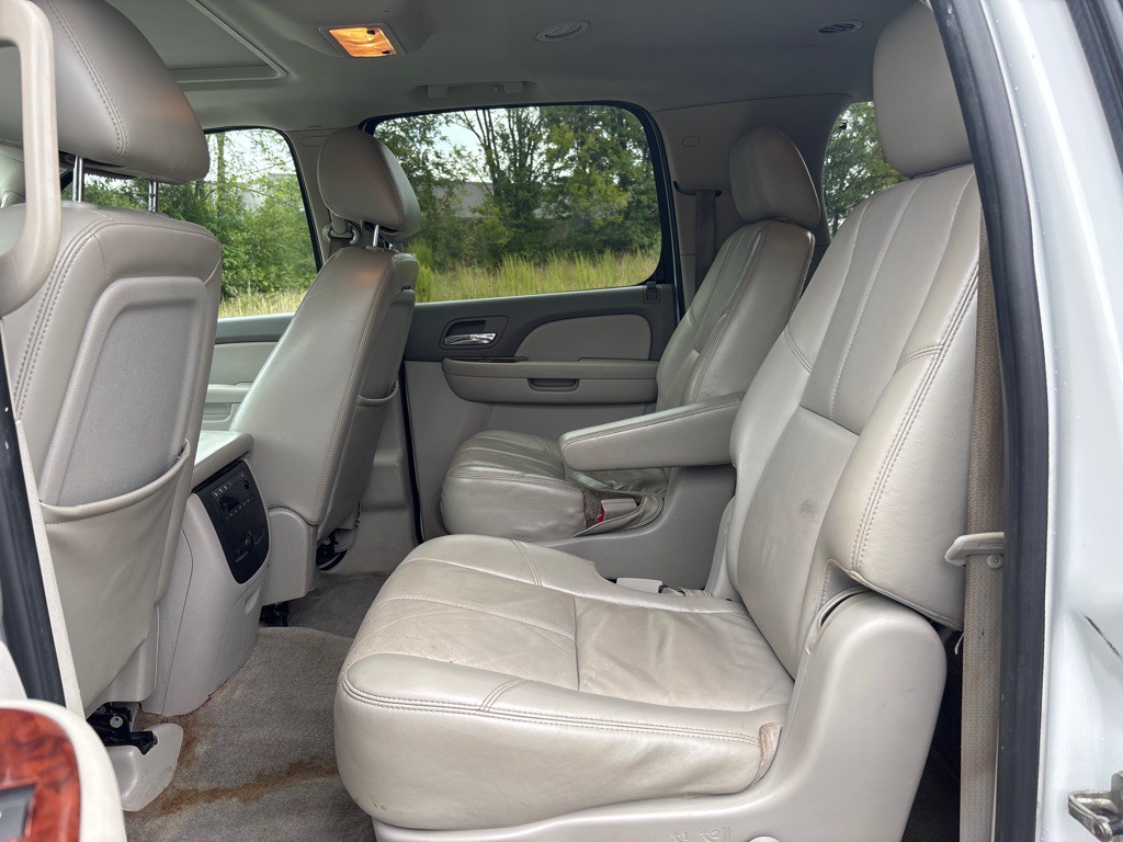 2011 Chevrolet Suburban Image 12