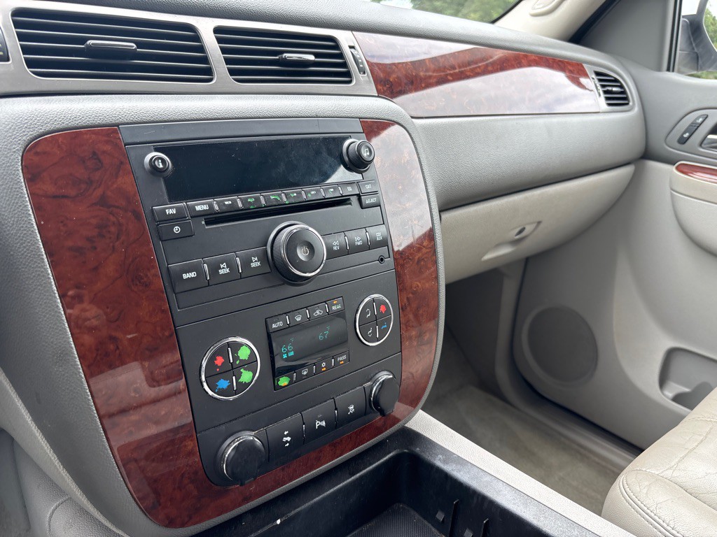 2011 Chevrolet Suburban Image 16