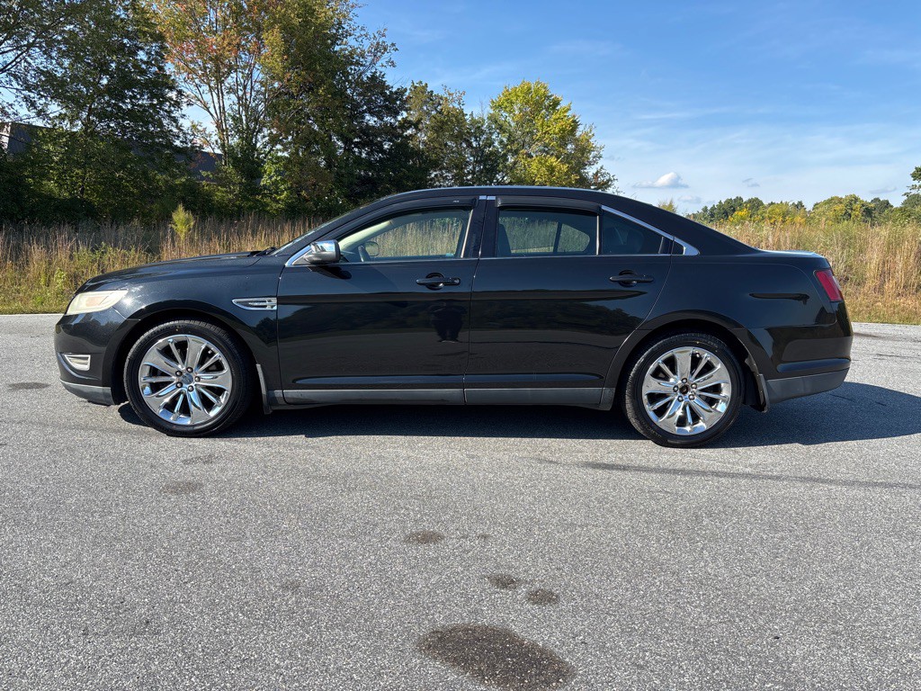 2011 Ford Taurus Image 2