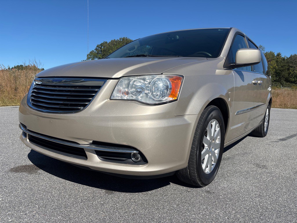 2013 Chrysler Town & Country Image 1