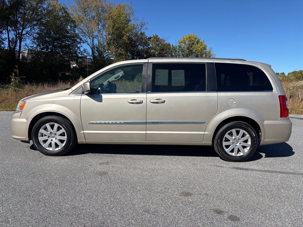 2013 Chrysler Town & Country Image 2