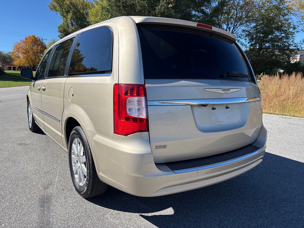 2013 Chrysler Town & Country Image 3