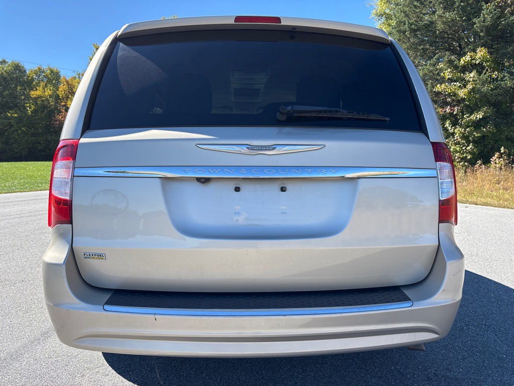 2013 Chrysler Town & Country Image 4