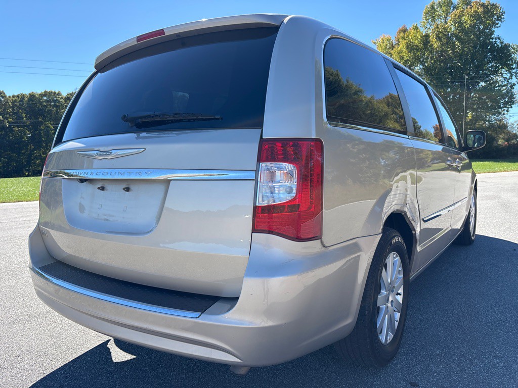 2013 Chrysler Town & Country Image 5