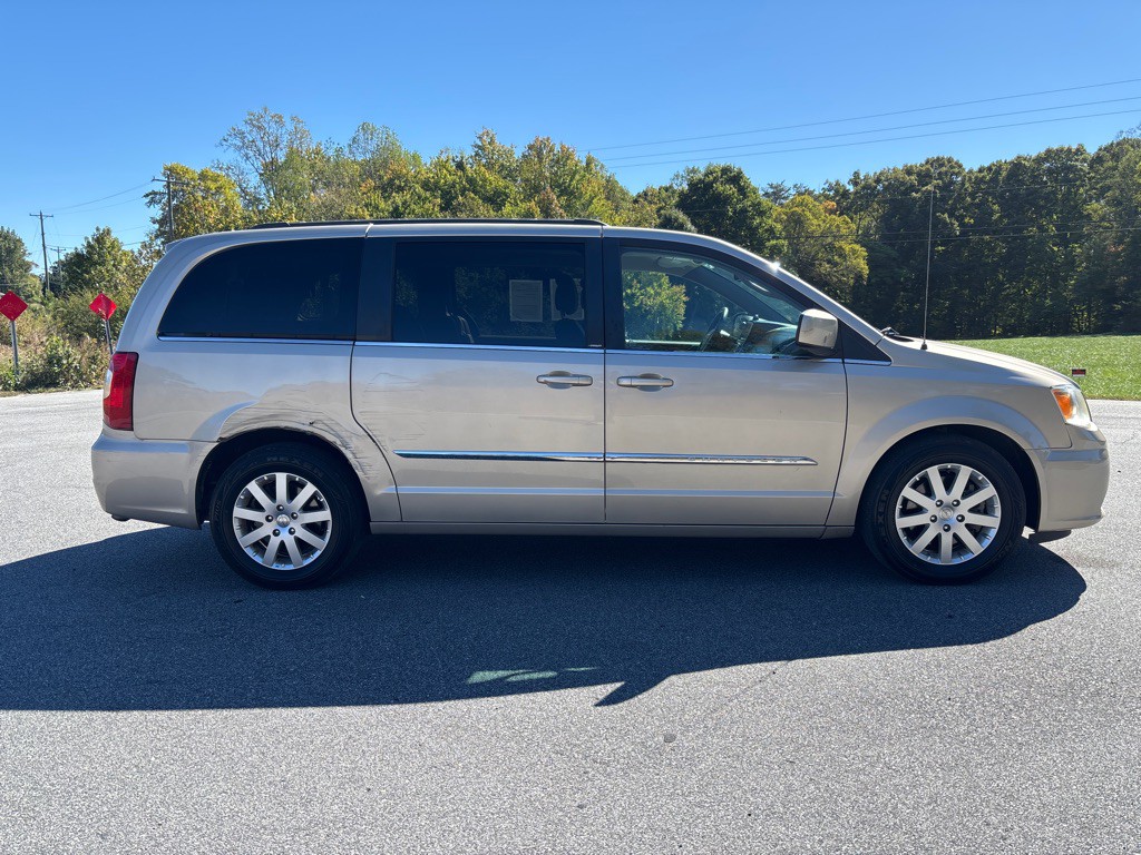 2013 Chrysler Town & Country Image 6