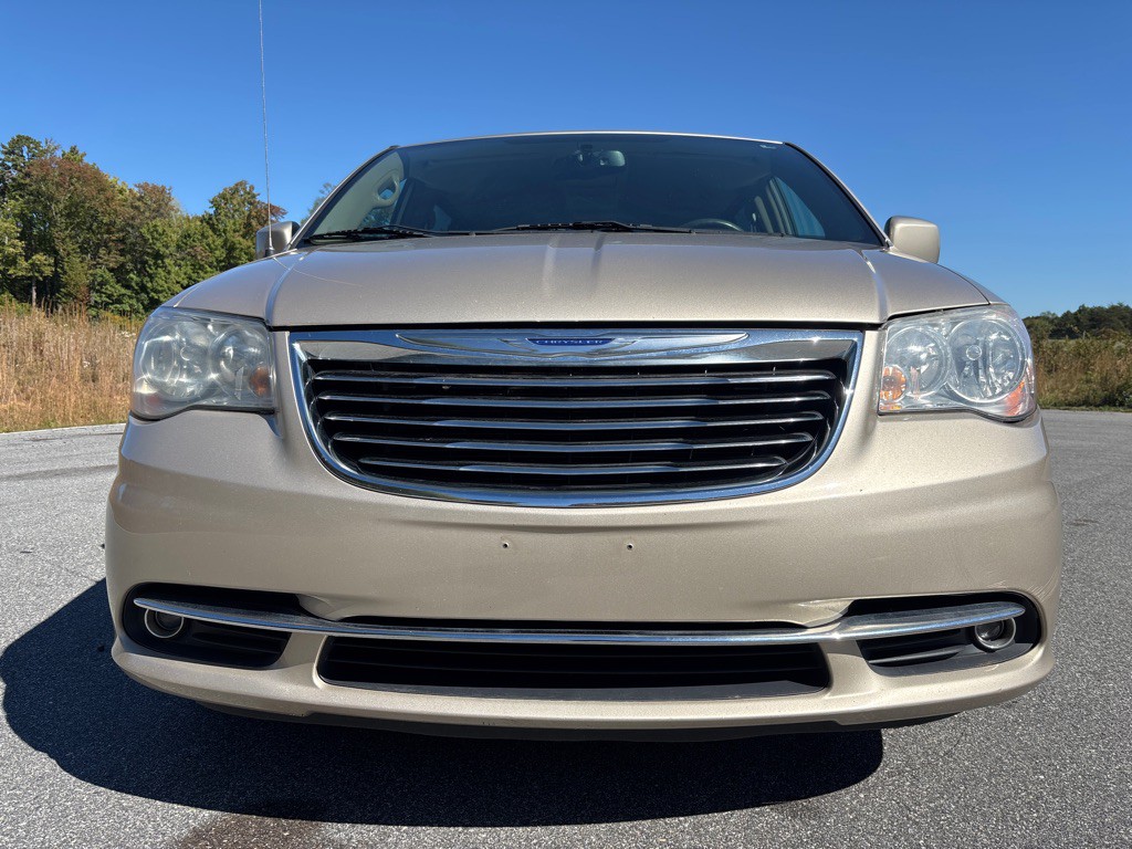 2013 Chrysler Town & Country Image 8