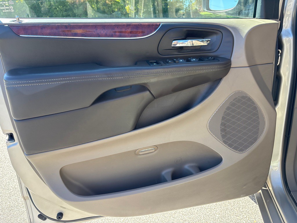 2013 Chrysler Town & Country Image 10