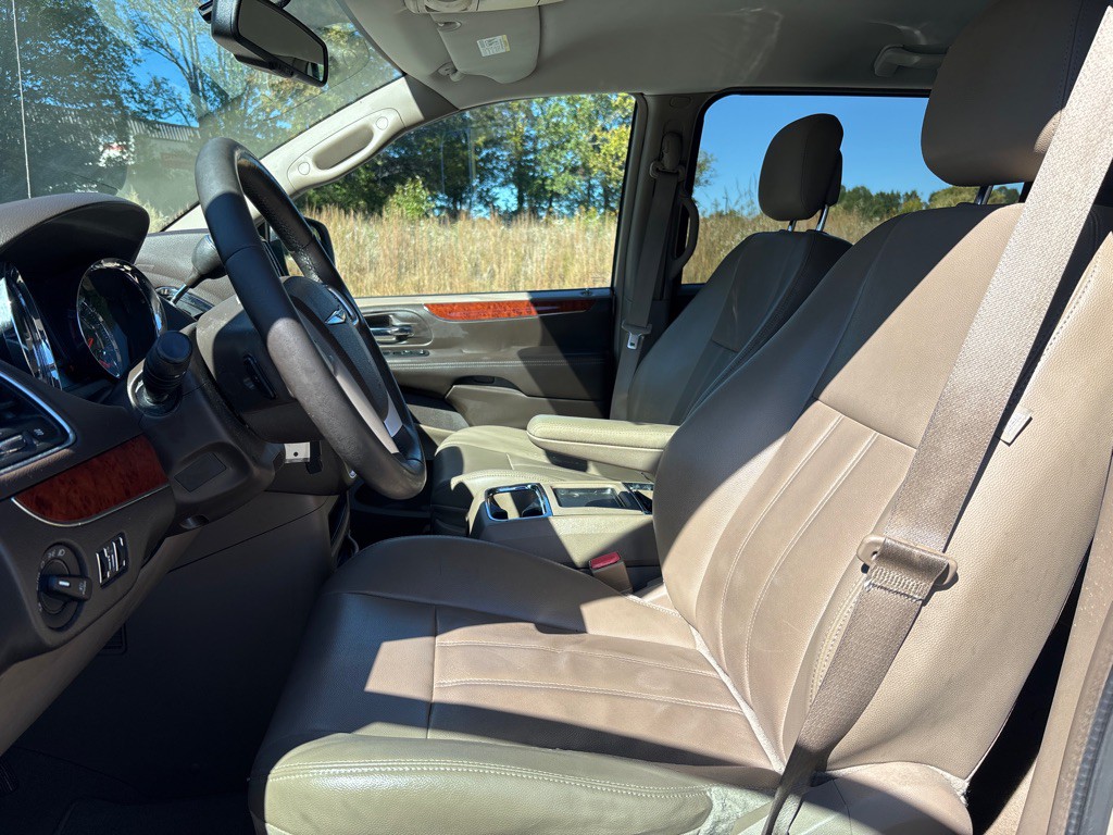 2013 Chrysler Town & Country Image 11