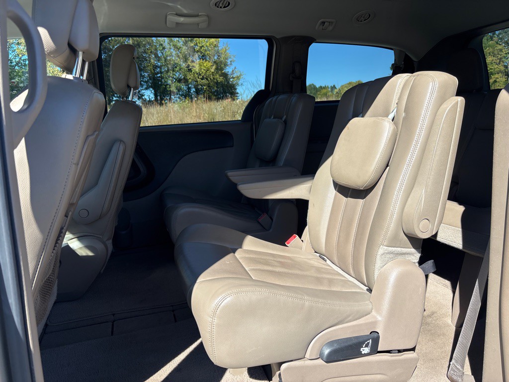 2013 Chrysler Town & Country Image 12